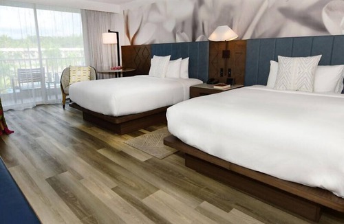 Bell Channel Bay Hotel | Aloha-Infused Luxury Hideaway! 3 Family-friendly Accommodations! Outdoor Pool!