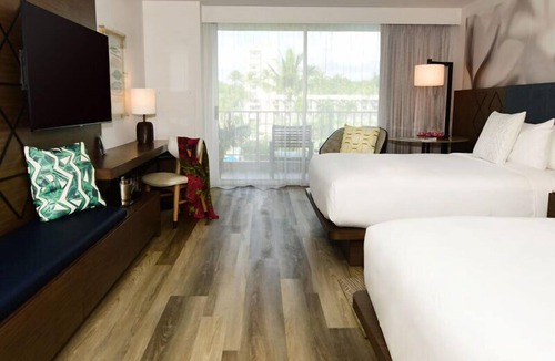 Bell Channel Bay Hotel | Aloha-Infused Luxury Hideaway! 3 Family-friendly Accommodations! Outdoor Pool!