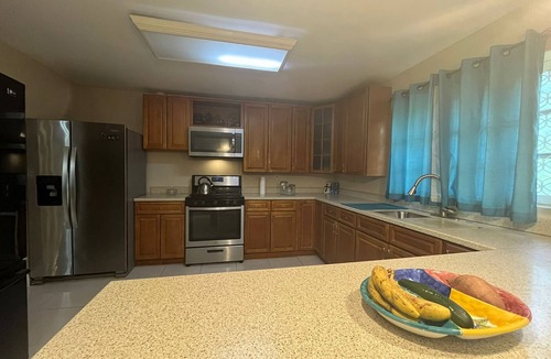 Bahamia West House | Amazing getaway near Xanadu Beach with Central Air, WiFi & free parking.