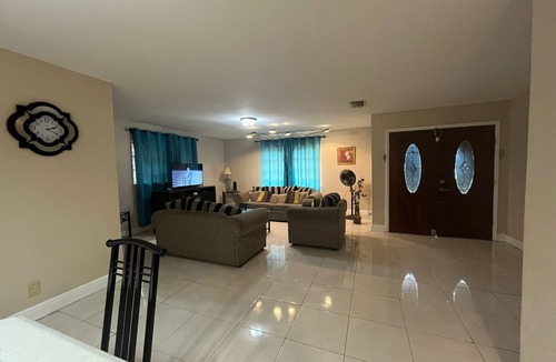 Bahamia West House | Amazing getaway near Xanadu Beach with Central Air, WiFi & free parking.