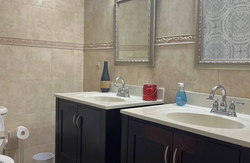 Bahamia West House | Amazing getaway near Xanadu Beach with Central Air, WiFi & free parking.