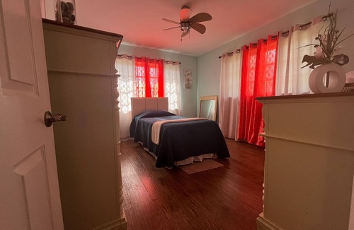 Bahamia West House | Amazing getaway near Xanadu Beach with Central Air, WiFi & free parking.