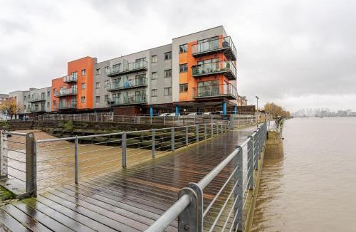Woolwich Riverside Apartment | Amazing River view 2 bedroom apartment, sleeps 6, balcony and parking