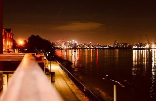 Woolwich Riverside Apartment | Amazing River view 2 bedroom apartment, sleeps 6, balcony and parking
