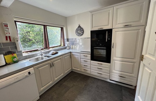 Ambleside House | Ambleside quiet detached Mountain Vw balcony Sleeps 6 Pool and Spa Parking3cars