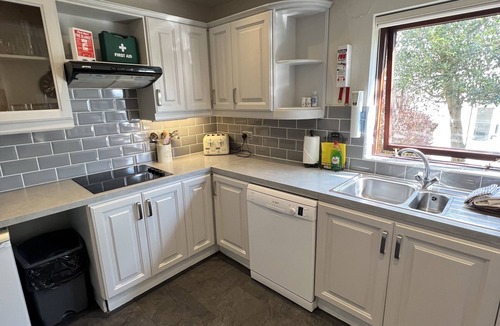 Ambleside House | Ambleside quiet detached Mountain Vw balcony Sleeps 6 Pool and Spa Parking3cars
