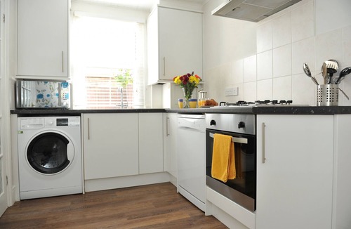 Cheltenham Cottage | An apartment that sleeps 4 guests in 1 bedroom