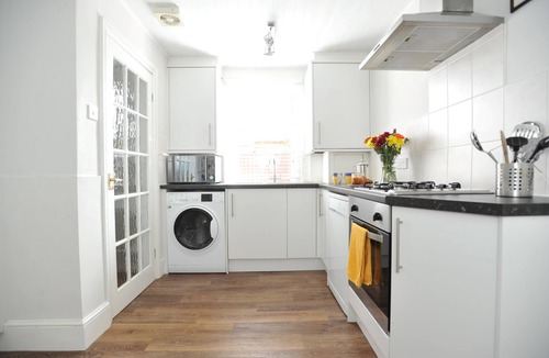 Cheltenham Cottage | An apartment that sleeps 4 guests in 1 bedroom