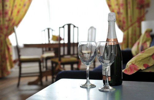 Cheltenham Cottage | An apartment that sleeps 4 guests in 1 bedroom