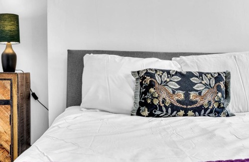 Anfield Apartment | Anfield 7BR - 4 Baths - Crew Stays