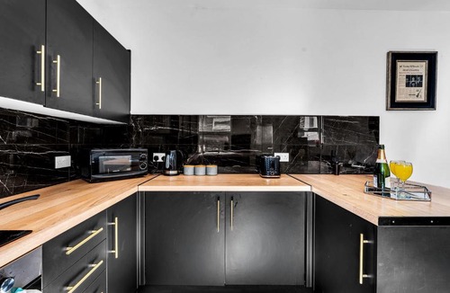 Anfield Apartment | Anfield 7BR - 4 Baths - Crew Stays