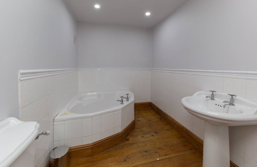 Alton Cottage | Angel Cottage: Near Alton Towers, Netflix and Parking