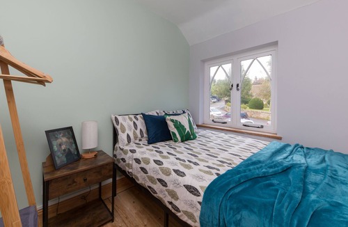 Alton Cottage | Angel Cottage: Near Alton Towers, Netflix and Parking