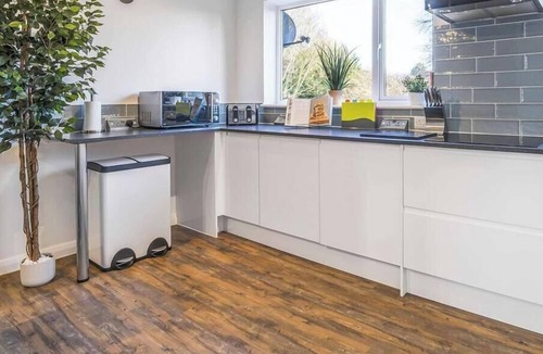 Peterborough House | Angus Suites is a modern 4 bedroom house near Peterborough City Centre. Includes free WiFi, Smart TV, a fully equipped kitchen, private garden, and free parking. Situated in a quiet residential area with open field views.