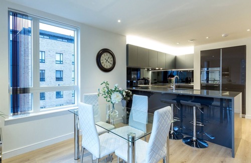 London Borough of Hounslow Apartment | Apartment-Comfort-Private Bathroom-Balcony