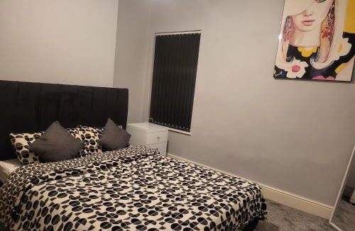 Burslem Apartment | Apartment - Sleeps 5 - Great Location - Parking