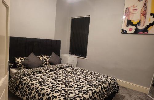 Burslem Apartment | Apartment - Sleeps 5 - Great Location - Parking