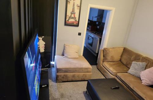 Burslem Apartment | Apartment - Sleeps 5 - Great Location - Parking