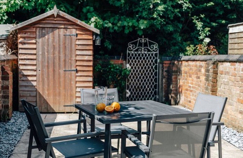 Henley House | Apple Blossom - Central Henley with free road parking