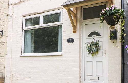 Ault Hucknall Cottage | APPLETREE COTTAGE, pet friendly, character holiday cottage in Clowne