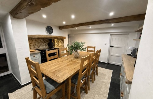 New Forest District Cottage | April Cottage Seasonal Pool & all year Hot Tub