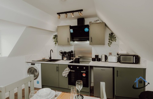 Desborough Apartment | Apt 5 - Manor House 3 Bed 2 bathroom sleeps 5 parking wifi