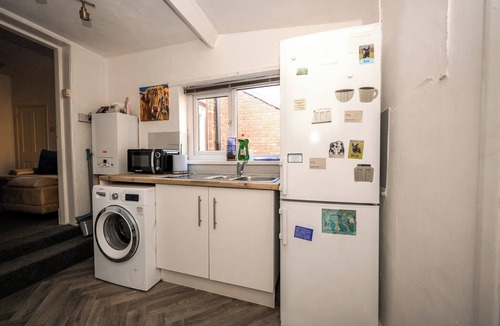 Gateshead Apartment | Apt - Sleeps 10 - Parking - Ideal for Contractors