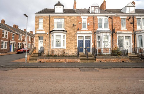 Gateshead Apartment | Apt - Sleeps 10 - Parking - Ideal for Contractors