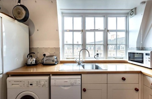 St. Mary's Park Apartment | Archer on Thames Battersea holiday apartment with internet access, TV and DVD