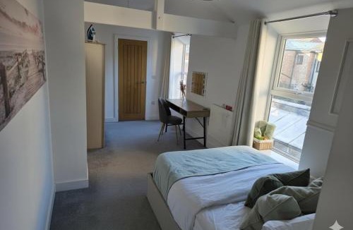 Derby Apartment | Archies Cozy Retreat A Stylish Derby Hideaway