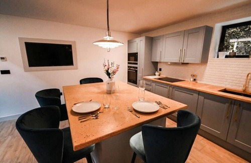 Mill Road House | Architect-Designed Mews for 2 · Private Courtyard · Walk to Mill Road & Cambridge Station