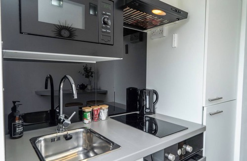 Portsmouth Apartment | Art Deco studio with private terrace. Bright, comfortable base near Albert Road's restaurants and a short walk to the seafront.