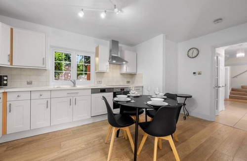 Sunninghill House | Ascot Haven: 4BR 2Bath FREE Spacious Priv Parking