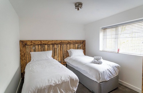 Farley Cabin | Ashenhurst; woodland lodge for 4 with hot tub, BBQ, near Alton Towers.