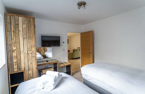 Farley Cabin | Ashenhurst; woodland lodge for 4 with hot tub, BBQ, near Alton Towers.