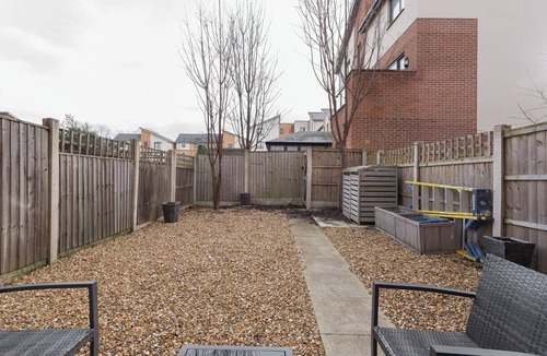 Bletchley House | Ashland House - close to Stadium and Shopping Centre