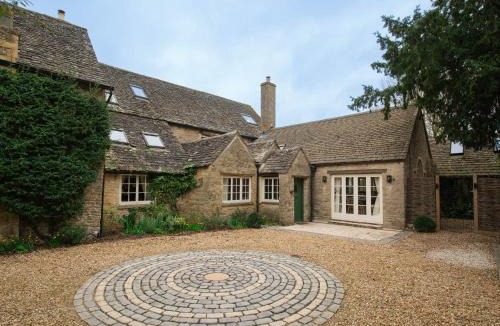 Leafield House | Ashworth House