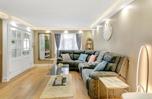 Bierton House | Aspen Close 4 Bedroom Retreat with Spa, Sauna and Gym