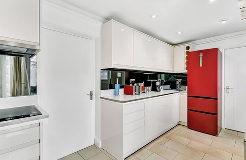 Bierton House | Aspen Close – 4-Bedroom Retreat with Spa, Sauna & Gym in Aylesbury