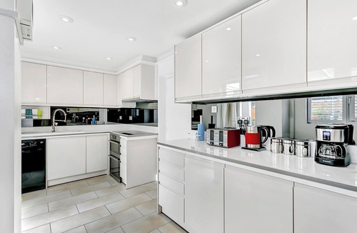 Bierton House | Aspen Close – 4-Bedroom Retreat with Spa, Sauna & Gym in Aylesbury