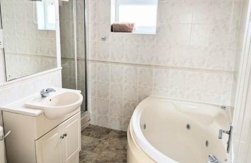 Newquay City Centre House | Atlantic Reach Lodge - Spacious 4 Bedroom Retreat