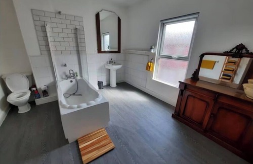 Anfield House | Authentic designer and artistic house Family friendly Close to Anfield and city