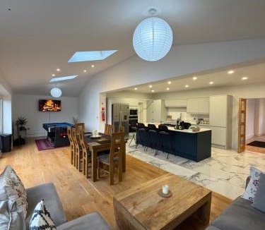 Nether Poppleton Villa | Avon Dhu 6 Bedroom Luxury Retreat Villa