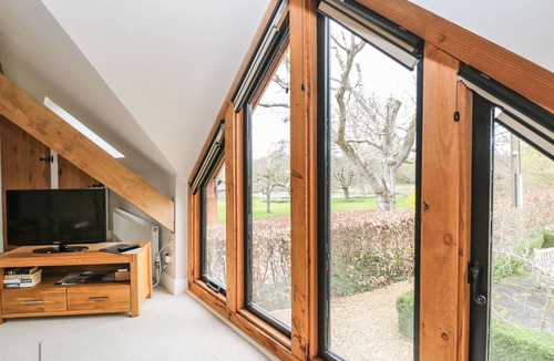 Alderbury Cottage | AVON TURN VIEW, romantic, with a garden in Alderbury