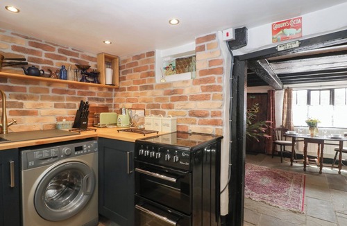 Tewkesbury Cottage | AVONMEDE, pet friendly, character holiday cottage in Tewkesbury