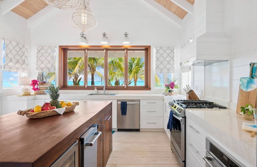 Tar Bay House | Ba Roos Beach House/Iconic Tar Bay Estate with 300’ of Direct Beachfront