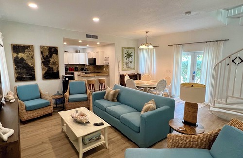 Alice Town House | Bahamian Rhapsody: 2-Story Treehouse in Prime Location Boat slip available 40ft