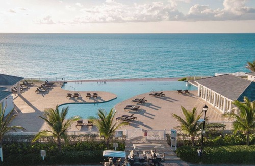 Alice Town House | Bahamian Rhapsody: 2-Story Treehouse in Prime Location Boat slip available 40ft