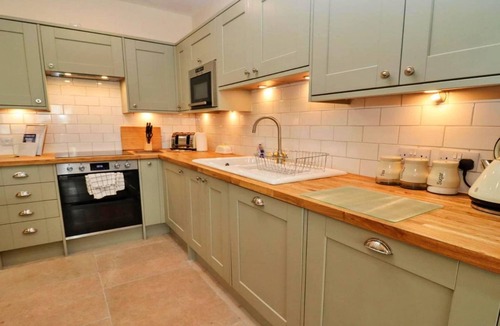 Little Rissington Cottage | Barn in Cotswolds with Hot Tub & Scenic Views