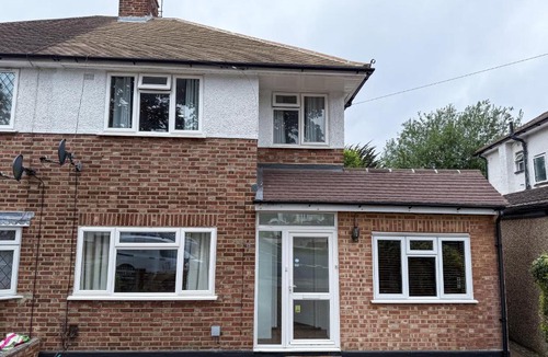 Farnborough and Crofton Apartment | Bassetts House - Spacious! - Sleeps 7 - Close to PRUH Hospital - Free Parking
